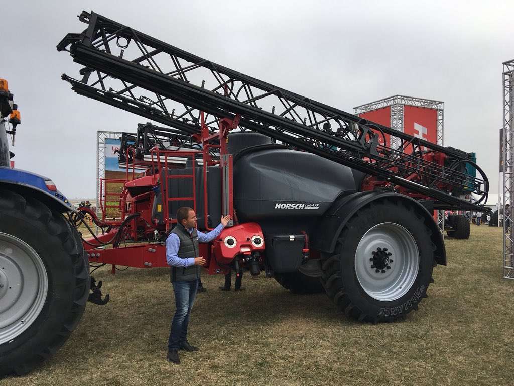 HORSCH_France's tweet photo. #LeebAX, dernier né des pulvérisateurs HORSCH! Simple, sûr, précis avec le système de pilotage de la rampe #BoomControl @Innovagri1 https://t.co/zI07p05Uof