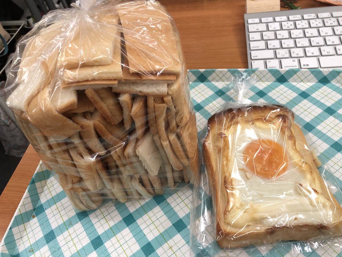 くりすけちゃん على تويتر 休憩時間パン屋行ったら大量のパンの耳をもらったのでみんなに配ってる