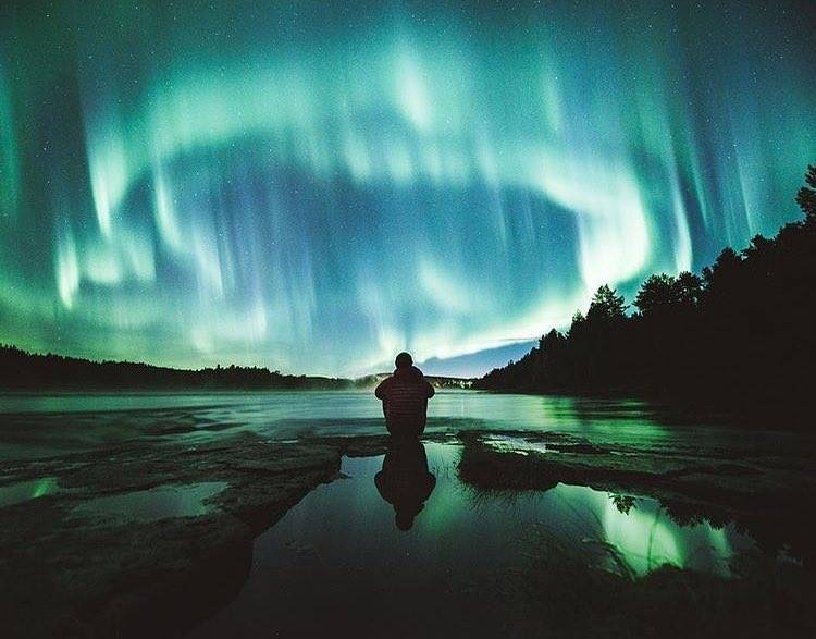 空に舞うオーロラと湖面に映る逆さオーロラ。上にも下にも、秋と春は