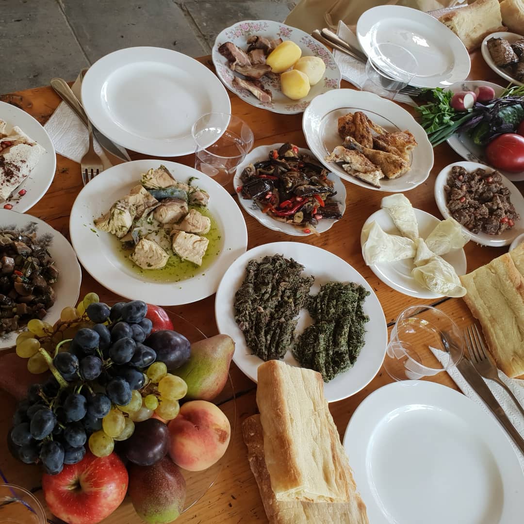 PRIDE_science's tweet photo. What a warm welcome #PRIDEscience received during lunch at the world famous #Dmanisi #hominidsite! https://t.co/zYYK5wgqvl