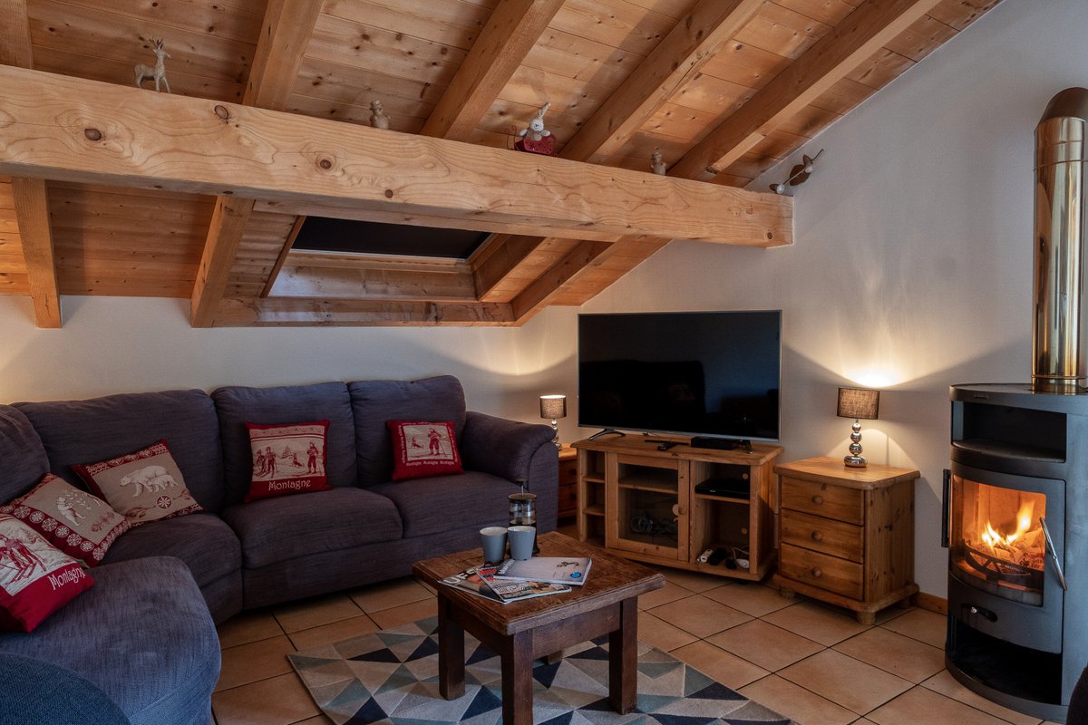 SkiValleyFever's tweet photo. Chalet Signal has updated images - an ideal Chamonix Ski base for 14 guests https://t.co/yyRfm38pe4 https://t.co/e7zj8tyBxA