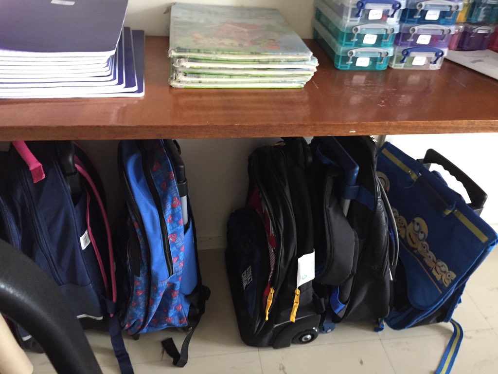 audymaikresse's tweet photo. Hier jour 2 - Mise en route du fonctionnement —> cartables vidés et rangés dès le matin, démarrage des centres, peinture 🎨, séance 1 @MathsMhm
#teampe #teampecp #bougetaclasse #classeflexible https://t.co/XVbut8G4tP