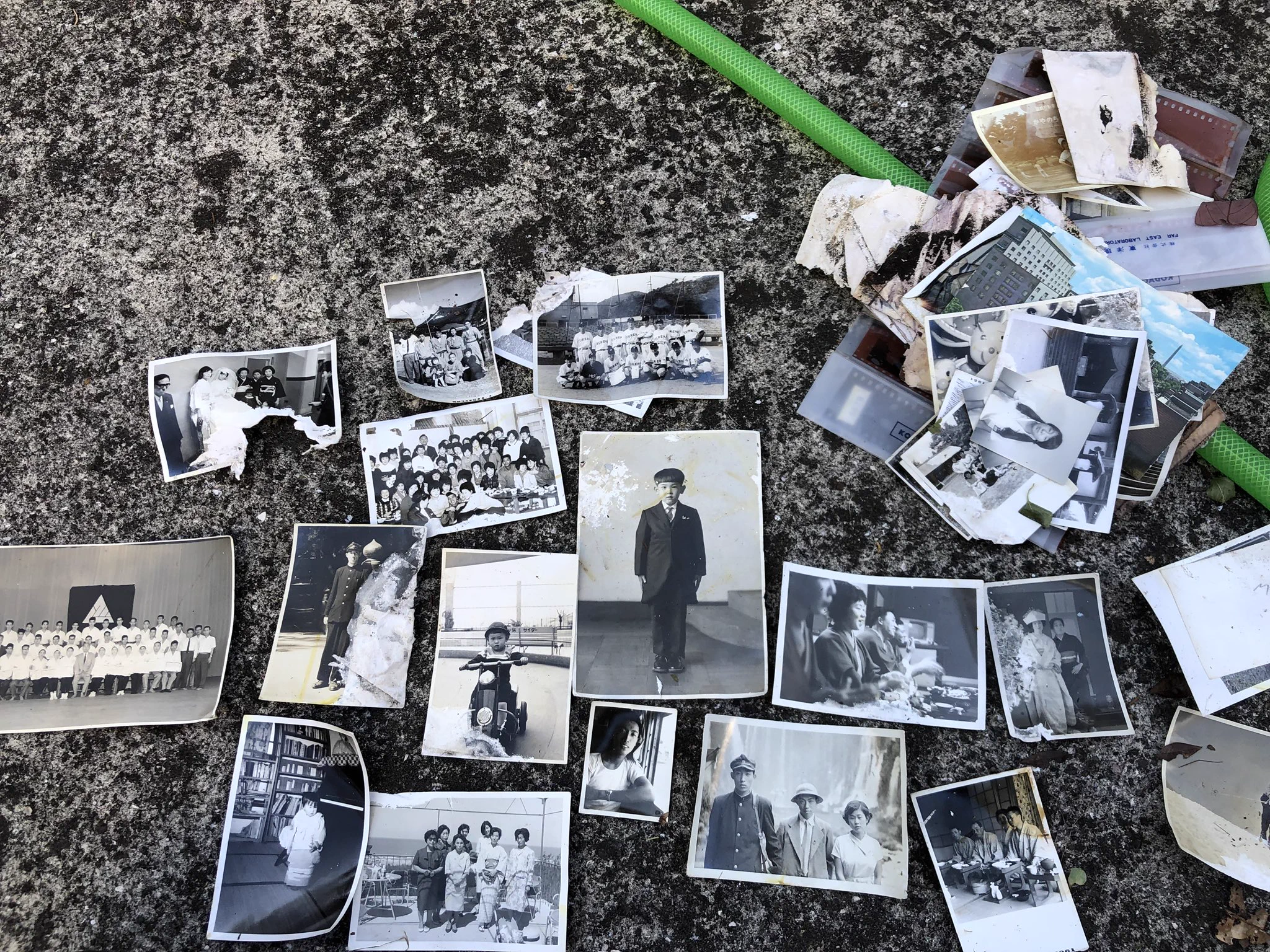 風で白黒の写真が飛んできたwwこれは持ち主に返してあげたいな・・・