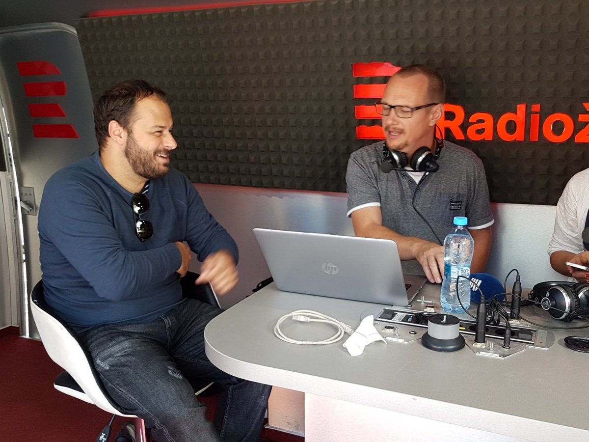 Radiozurnal1's tweet photo. Dva členové skupiny Jananas a Xindl X představí ve vysílání již za chvíli novou písničku pro Světlušku. https://t.co/S1WLRHZTfm