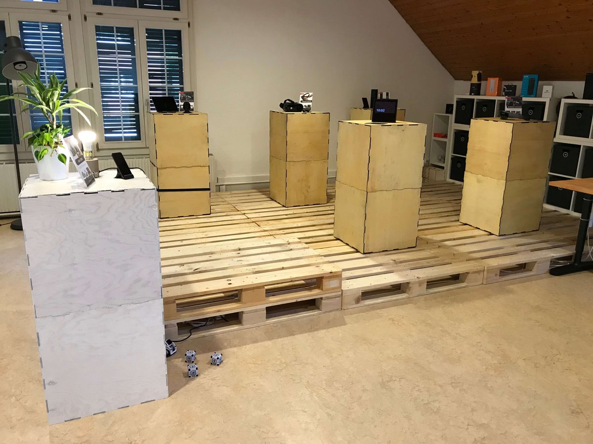 techflat_ch's tweet photo. Letzte Woche noch in Zürich an der @digitalkmu und in Bern an der @tedxbern, jetzt bereits wieder bei uns im Office @89grad; der TechFlat Innovation Corner zum Staunen und erleben! #digitalkmusummit #digitalkmu #DigitalTransformation https://t.co/uKKyTTXCXk