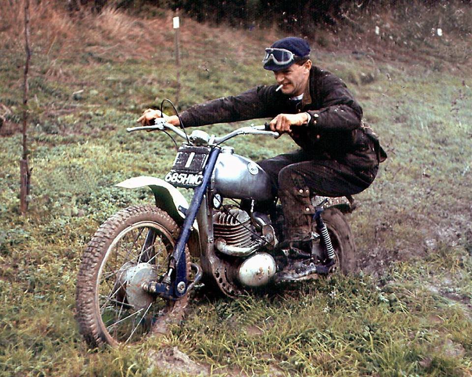 Don Smith on a Greeves with a fag in his mouth.

Don was the first FIM Trials World Champion in 1964, he won again in 1967 and 1969.

#donsmith #greeves #moto #motorcycle #motorbike #trials #trialsbike