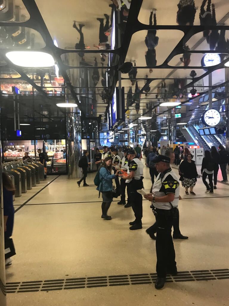 politieactieZWB's tweet photo. Wij ondersteunen de actie #gevarenzone in #Amsterdam. Collega's in actie rondom het Centraal Station voor hun #caopolitie en aanpak #verbeterplan Nationale Politie.
#TijdvoorActie https://t.co/Dyys9ZfqaF