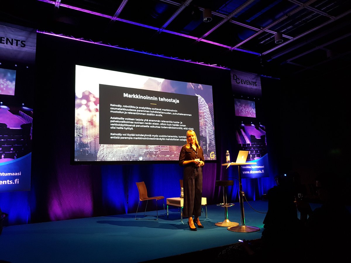 "Asiakas on aina oikeassa, mutta millä keinoin voimme auttaa asiakasta olemaan aina oikeassa? Tekoälyllä ja robotiikalla. Tekoälyllä toimivat esimerkiksi verkkokauppojen suosittelukoneet." <a href="/TiinaPM_K/">Tiina Karppinen</a> #markkinoinninviikko2018 #tekoäly #robotiikka #marketing