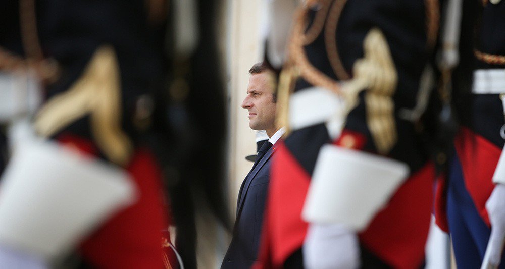 valority's tweet photo. "Après dix jours d'atermoiements, @EmmanuelMacron a finalement décidé de maintenir l'entrée en vigueur du dispositif au 1er janvier 2019." @LesEchos #prelevementalasource #impots https://t.co/md4XYFFIqa https://t.co/rwjIp45iaY