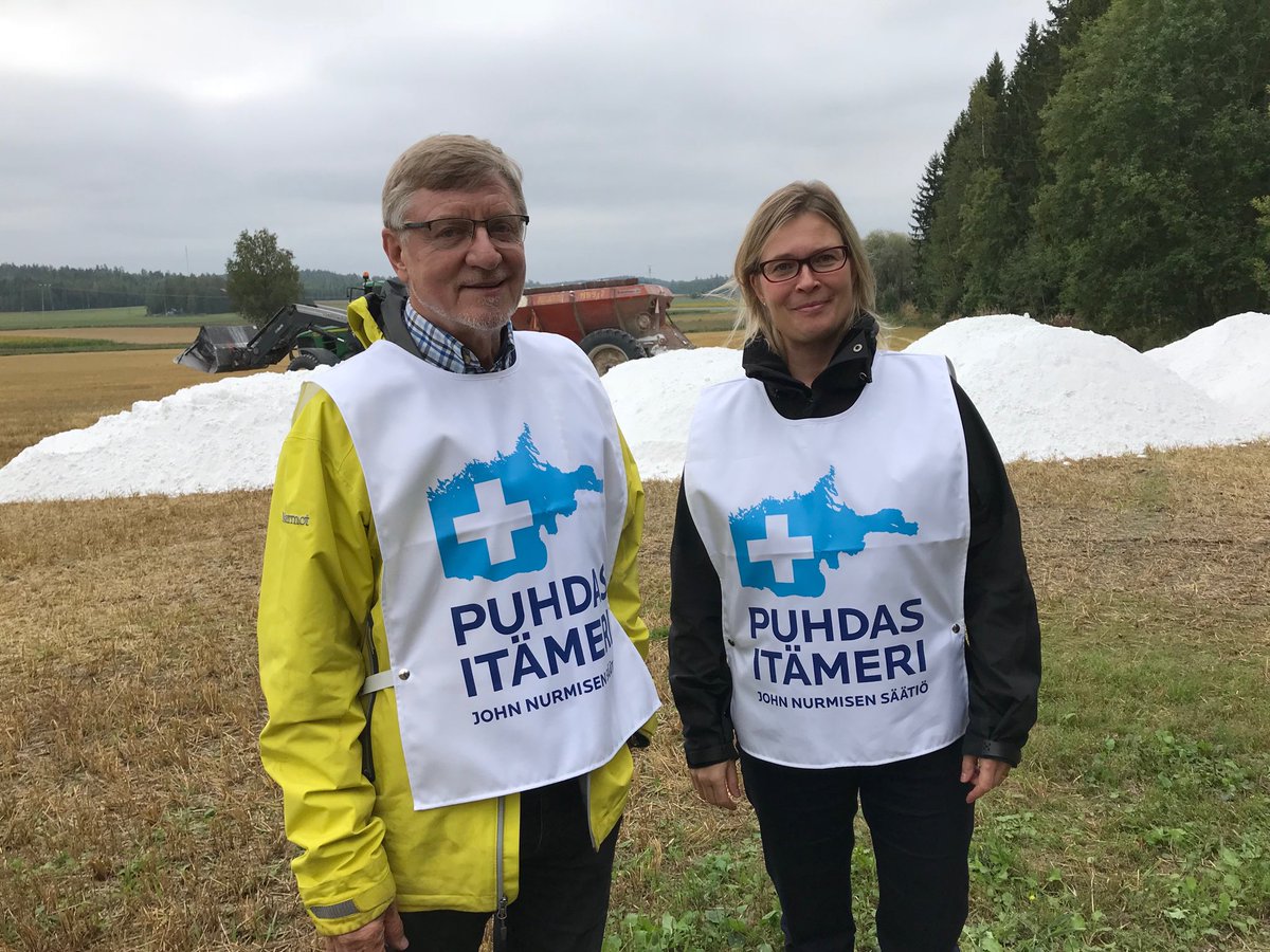 Juha  Nurminen ja Annamari Arrakoski-Engardt kannustavat vesiensuojeluun kipsillä. Tule mukaan rahoitukseen. #nutribute ⁦@PuhdasItameri⁩