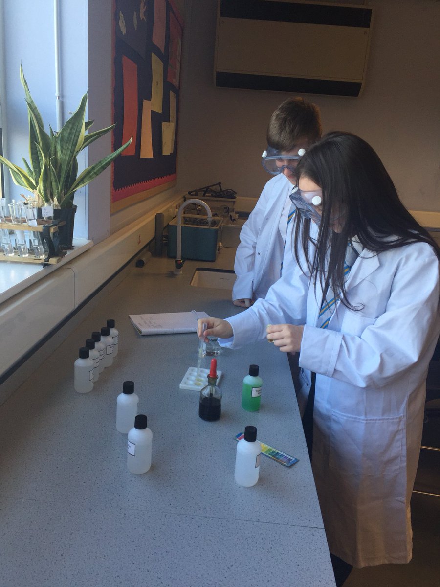 Springburn_sci's tweet image. Lab skills working hard this morning to test acids and use a colourimeter. #lookingprofessional #scientistsofthefuture