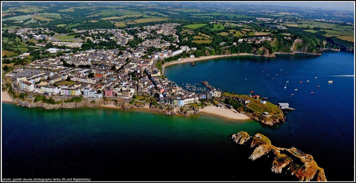 GDPTenby's tweet photo. Marketing photos for my client @FineandCountry Pembrokeshire
today in our town of earthly delights ( thank you Hieronymus Bosch)
#sunshine #shorts #oldflipflops #qualityproperty
@TenbyOfficial @ItsYourWales @ruthwignall @FBMHolidays @visitwales @VisitPembs https://t.co/qoL8oBBL5t