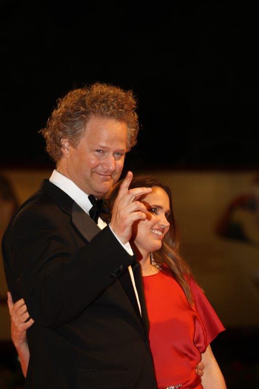 RaiCinema's tweet photo. Scatti dal #redcarpet di #OperaSenzaAutore, il film, in concorso al Festival del Cinema di Venezia, è stato presentato ieri sera al Lido.

Le riprese dal tappeto rosso sono state realizzate in #VirtualReality360! 
Guardale qui ➡️https://t.co/1AQWs4gyMy https://t.co/B1uLlICsaA