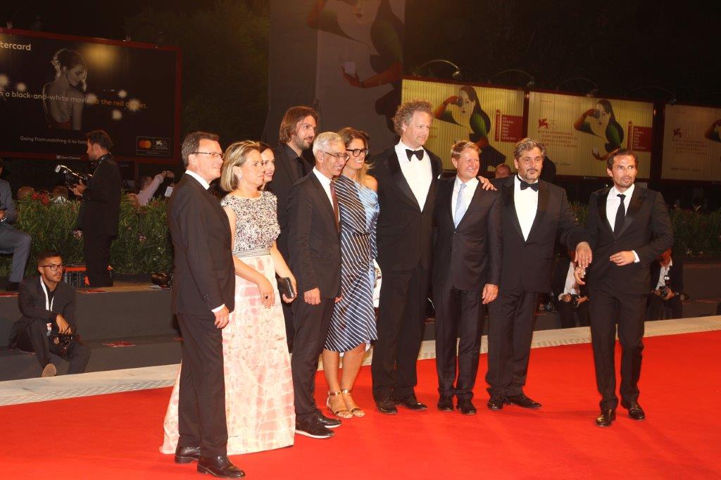 RaiCinema's tweet photo. Scatti dal #redcarpet di #OperaSenzaAutore, il film, in concorso al Festival del Cinema di Venezia, è stato presentato ieri sera al Lido.

Le riprese dal tappeto rosso sono state realizzate in #VirtualReality360! 
Guardale qui ➡️https://t.co/1AQWs4gyMy https://t.co/B1uLlICsaA