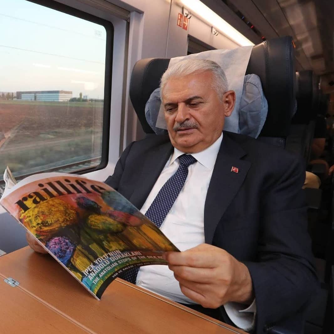 HOSS_Ajans's tweet photo. Meclis Başkanı @BA_Yildirim, Eskişehir'den Ankara'ya dönüşte Yüksek Hızlı Treni tercih etti ve yolculuğunu dergimiz ile renklendirdi. https://t.co/RfdxGPrlld