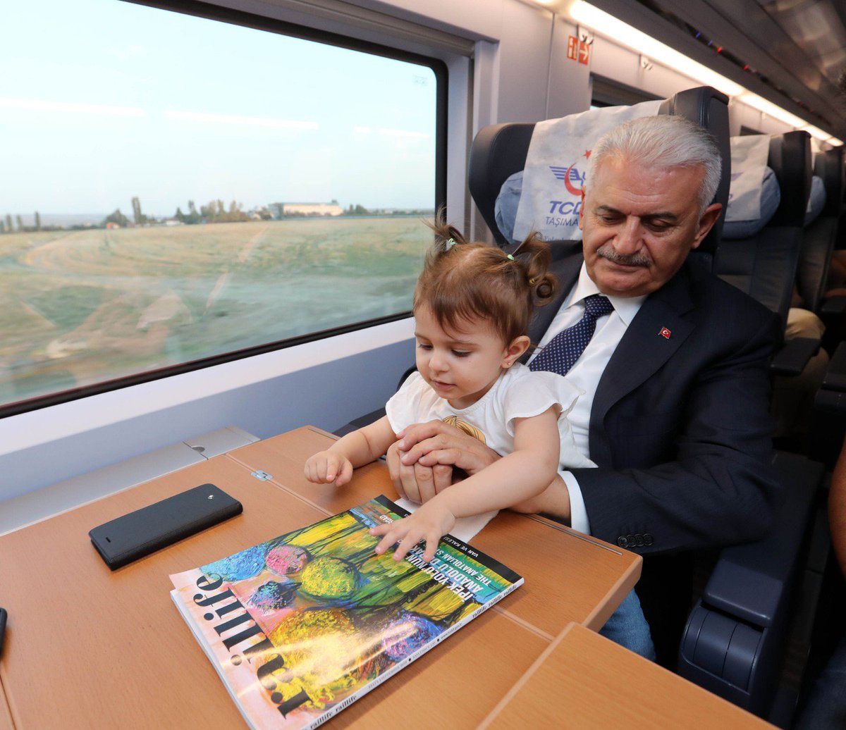 HOSS_Ajans's tweet photo. Meclis Başkanı @BA_Yildirim, Eskişehir'den Ankara'ya dönüşte Yüksek Hızlı Treni tercih etti ve yolculuğunu dergimiz ile renklendirdi. https://t.co/RfdxGPrlld