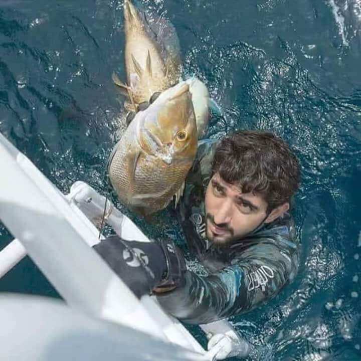 الامير فزاع ولي عهد دبي
اسم الله عليه ربنا يحميه نزل البحر واصطاد سمكه كبيره بايده...
وطلع شعره ناشف🤔🤭🤭