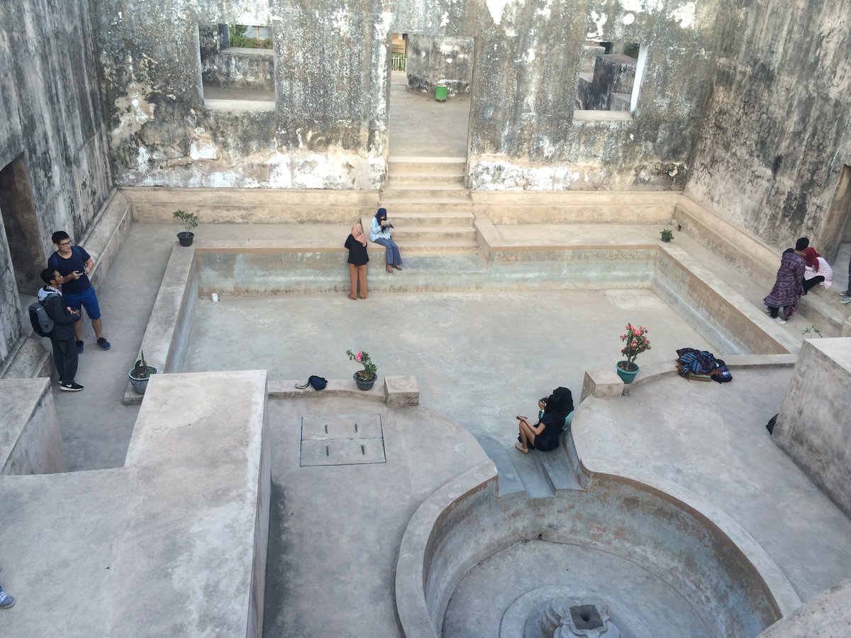 YogyakartaV's tweet photo. Situs Warungboto, another Sultanate heritage site in Yogyakarta functioned as the royal family resting place during Sultan I and Sultan II. The site has been restored after the eruption of Merapi in 2006. #situswarungboto #heritage #relics #History #yogyakarta #Java #Indonesia https://t.co/iDwLf5UVd0