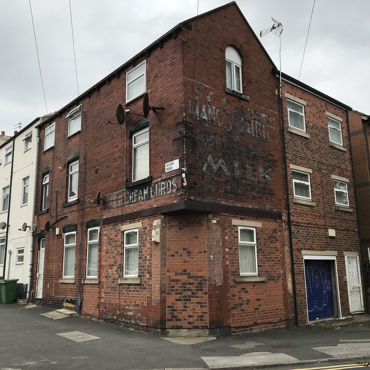 typesettingls's tweet image. Devon Road. A domestic residence now, but once a purveyor of milk, cream, curds, eggs and honey. Listed in the 1911 census as housing the Izett family. Head of household James listed as a Milk Dealer and heralding from the Bahamas!