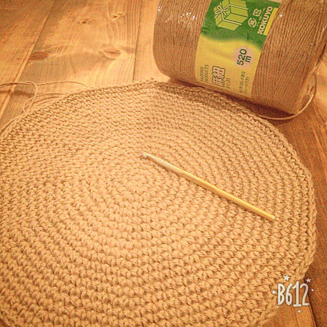 Suzunaritenshi スズナリテンシ 大きめの麻ひもバッグ編み 始めています バッグの底部分が完成 この前のバインダー紐に比べたら柔らかくてスイスイです 柔らかいっていう表現もおかしいかな ハンドメイド 編み物 かぎ針編み 麻ひも 麻紐 麻ひも