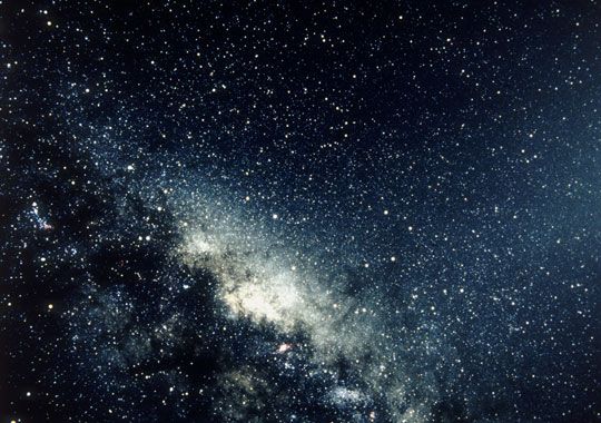 Hepimiz yıldız tozuyuz. DNA'mızdaki azot, dişlerimizdeki kalsiyum, kandaki demir ve elmalı kekteki karbon, yıldızlarla aynı parçacıkları içerir.