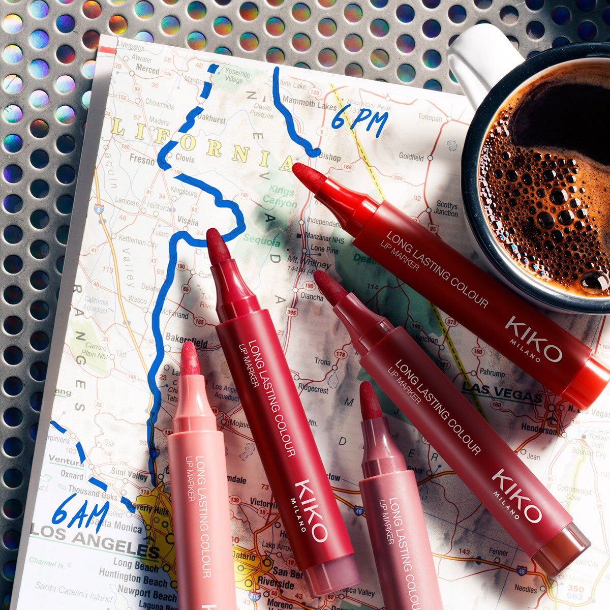 Günlük koşturmacanın arasına bir de makyaj yenileme telaşı girmesin. Dövme etkili yeni #KIKOLonglasting Colour Lip Marker ile tanış! 💋