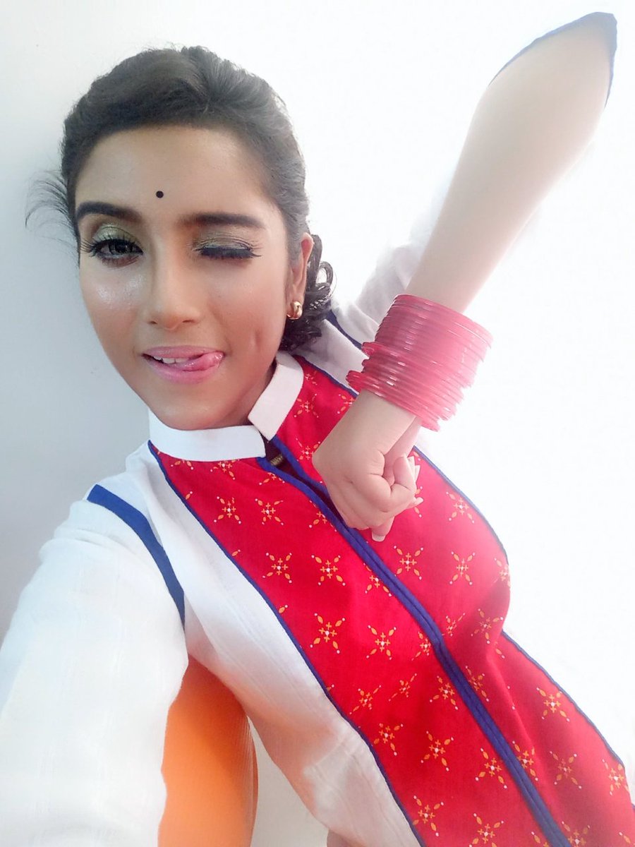 mousumofficial's tweet photo. Which one is better ? 

Shoot for আরবানা

#Mousum https://t.co/byRQLdwJxp