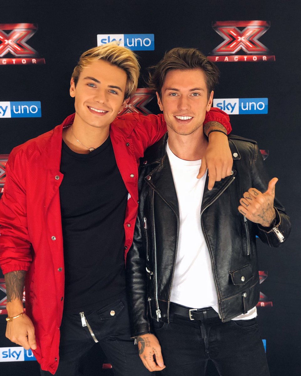 BenjieFede's tweet photo. Abbiamo accettato questa nuova sfida: quest’anno saremo i conduttori del Daily di @XFactor_Italia 💪 Orgogliosi che per la prima volta nella storia del programma questo ruolo sia stato assegnato a due musicisti. Ci vediamo dal 19/10 dal Lunedì al Venerdì su @SkyUno 🙏 #XF12 https://t.co/WsDEGwQh3m