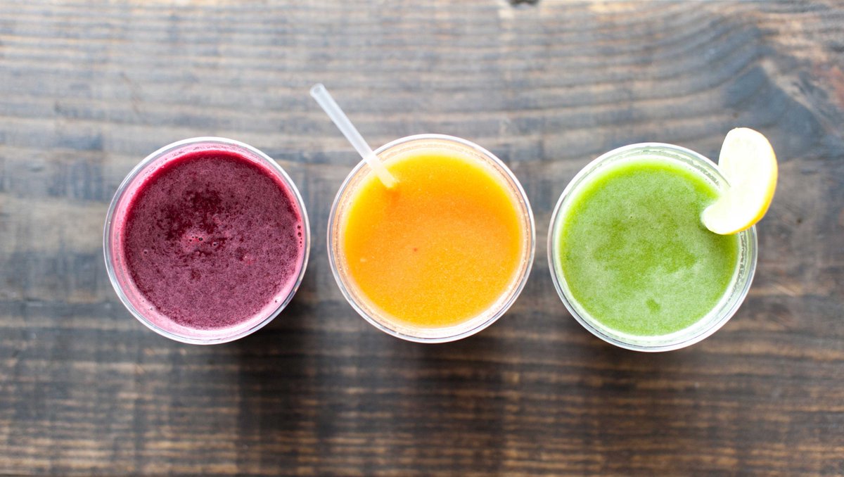 смешать сок. дрожжевой коктейль. как сделать сок из сельдерея без соковыжималки. разлитый лимонный сок в стакане. настой из лимона и яблока.