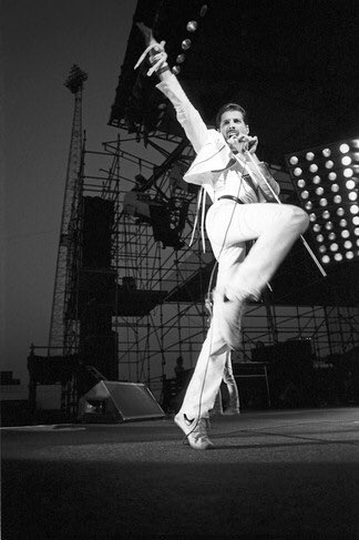 transponowanie's tweet photo. dzisiaj legenda i prawdziwa queen obchodziłby swoje 72 urodziny, nie wiecie jak żałuje, ze późno się urodziłam i już nigdy nie będę miala szansy usłyszeć ani zobaczyć go na żywo - wszystkiego najlepszego, freddie https://t.co/MjETg4qCdB