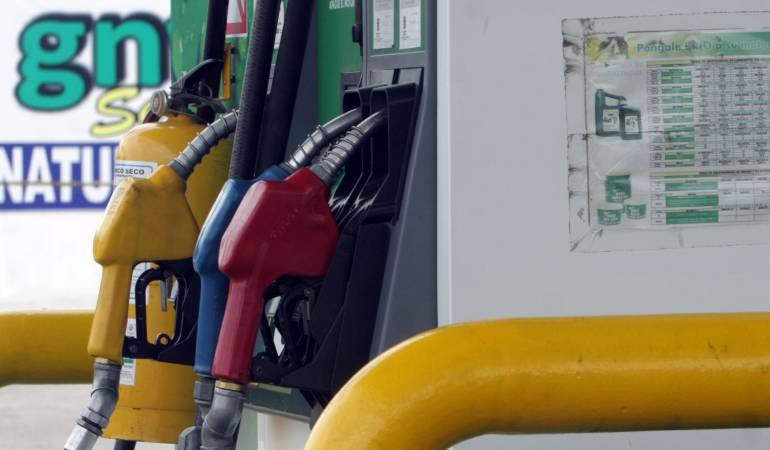 luiscartur's tweet photo. #Economía | Gasolina sube $36 pesos y el ACPM $101 pesos. Todos los detalles en  
 👉https://t.co/uXyEqmMy9z 👈 https://t.co/lracdUcaZx