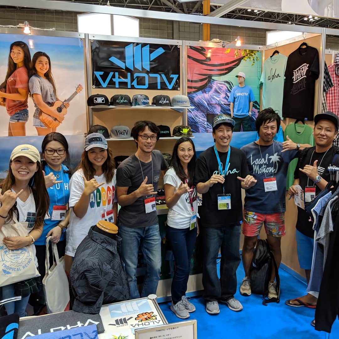 VH07V's tweet photo. Got a visit from the #localmotionjapan team today at #TokyoInternationalGiftShow at #tokyobigsight! #findYOURaloha at https://t.co/MCqJpA8oNf! #AlohaRevolution 🙃🤙🏼 https://t.co/ZizE1Z6gsW