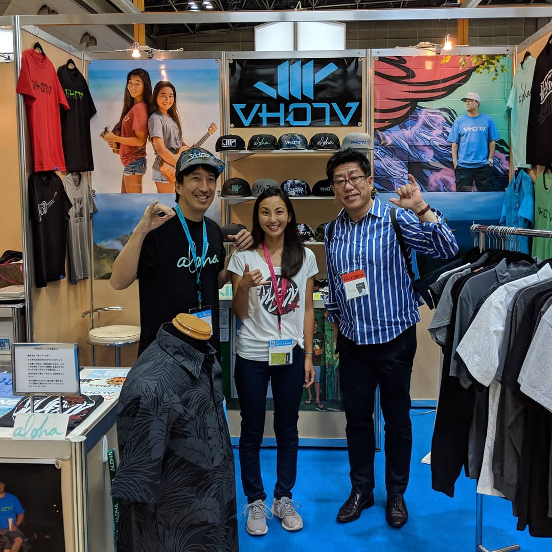 VH07V's tweet photo. Got a visit from the #localmotionjapan team today at #TokyoInternationalGiftShow at #tokyobigsight! #findYOURaloha at https://t.co/MCqJpA8oNf! #AlohaRevolution 🙃🤙🏼 https://t.co/ZizE1Z6gsW