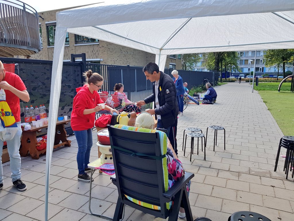 AvdSUtrecht's tweet photo. Zaterdag was er een rommelmarkt en voetbaltoernooi bij de Ibisdreef in #Overvecht. Jong en oud kwam deze middag bij elkaar en aten samen halal hachee, gemaakt door een buurtbewoner! π #springlevendewijk @PortaalWonen @WBOVervecht https://t.co/oCxStqORwe