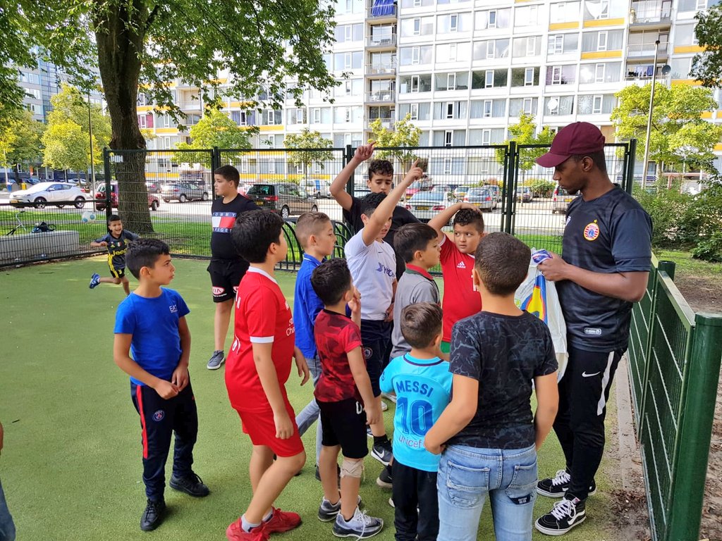 AvdSUtrecht's tweet photo. Zaterdag was er een rommelmarkt en voetbaltoernooi bij de Ibisdreef in #Overvecht. Jong en oud kwam deze middag bij elkaar en aten samen halal hachee, gemaakt door een buurtbewoner! π #springlevendewijk @PortaalWonen @WBOVervecht https://t.co/oCxStqORwe