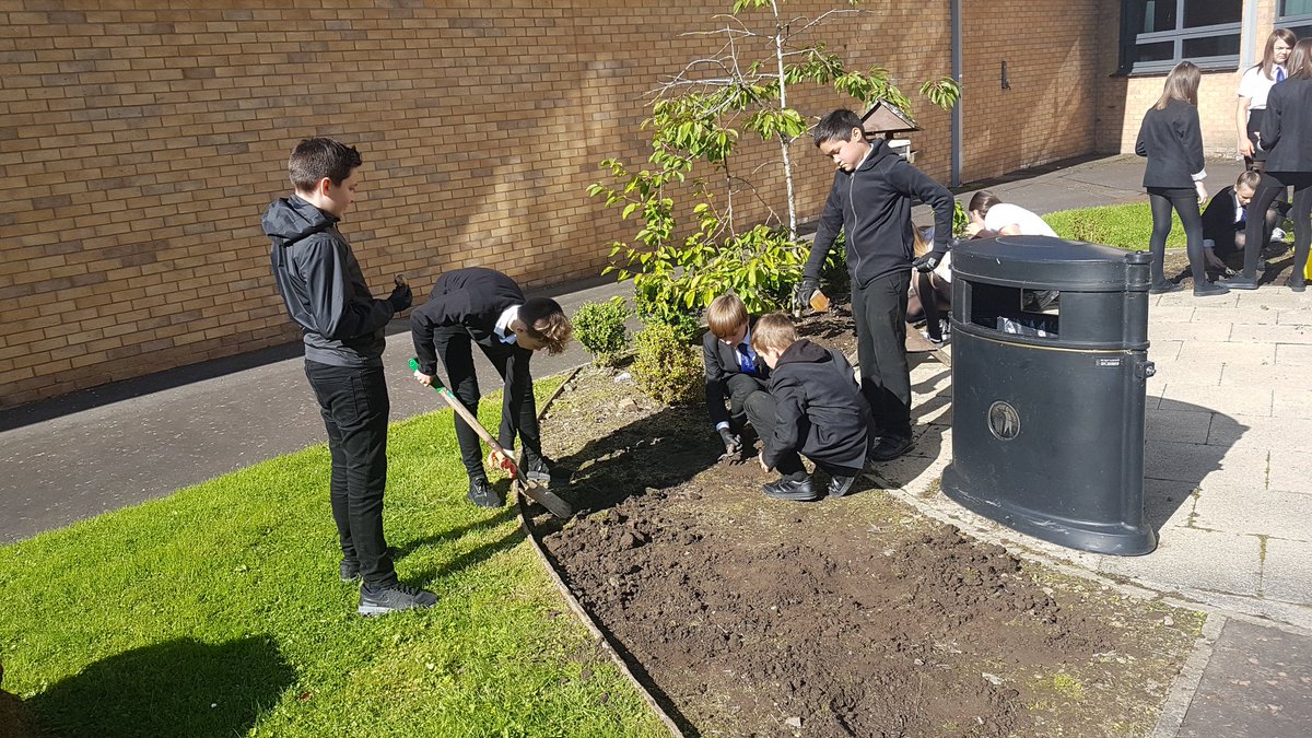StrachanMiss's tweet photo. 2M doing a grand job of planting some daffodil bulbs for Spring 🐝🌷🌻🌹🌼 #savethebees #conservation #helpthepollinators #ecogarden #JohnMuirAward https://t.co/ZU6wrCGQ0g
