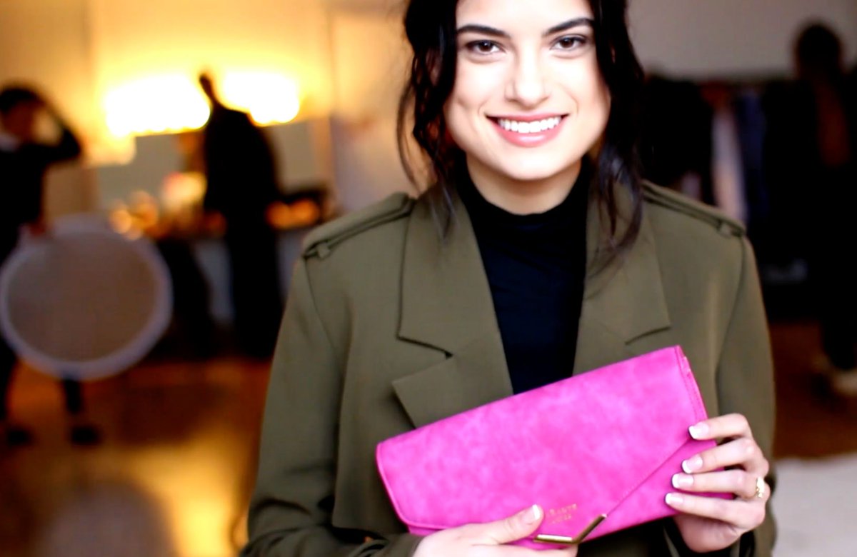 Enjoyneerdotcom's tweet photo. This designer has managed to turn plastic bottles into Luxury Vegan Handbags!
Credit: Plant Based News 
#plantbaseddesign #veganhandbag

Designer Turns Plastic Bottles Into Luxury Vegan Handbags https://t.co/sgJvwiy0CO https://t.co/EXgMToyOme