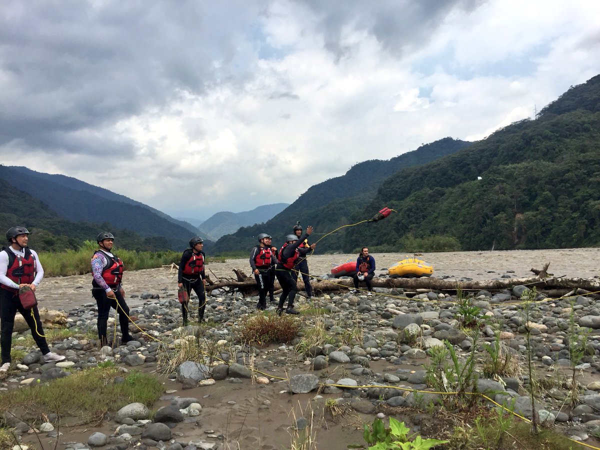 Al momento los participantes del curso de #Rescate_En_Aguas_Rapidas desarrollan habilidades de rescate con una cuerda