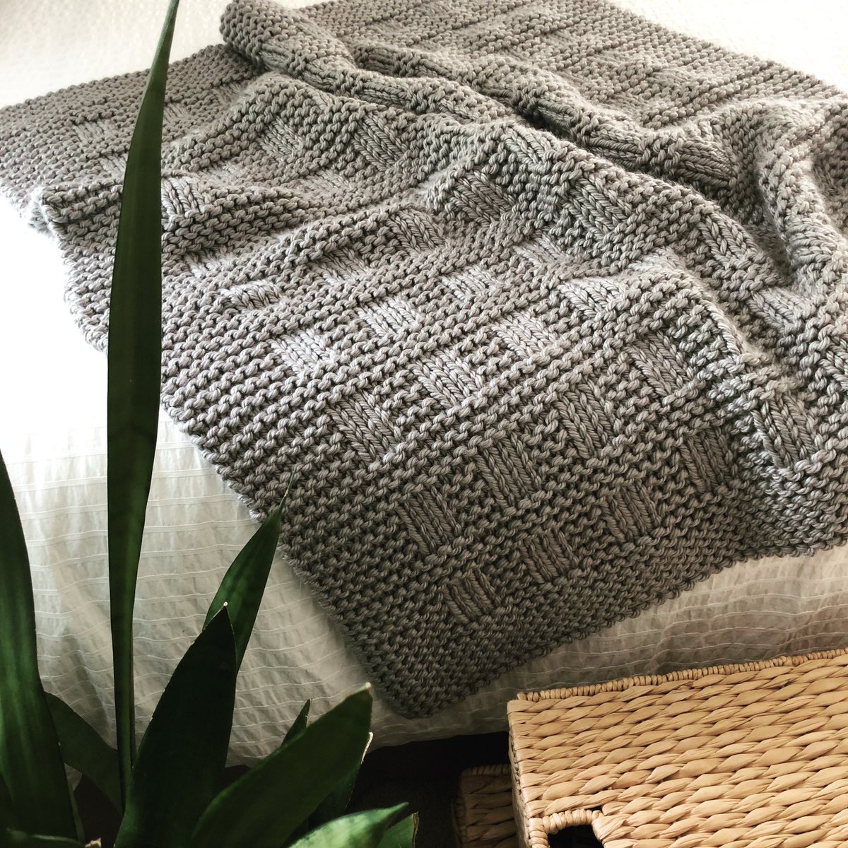5410Studio's tweet image. Looking forward to cool fall evenings w/a favorite cozy blanket, a good book &amp;amp; a warm fire!  My Westport Blanket #knittingpattern is fun to #knit w/super bulky yarn. @LionBrandYarn Hometown USA in ‘Dallas Grey’. bit.ly/WestportBlanket