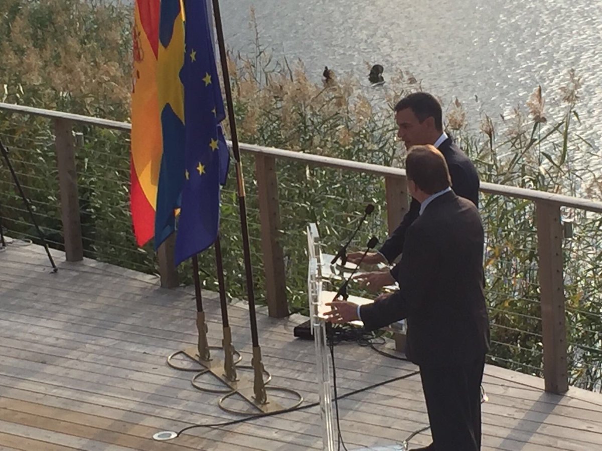 En la rueda de prensa desde Enköping, Suecia con Primer Ministro Stefan Löfven y Presidente del Gobierno Pedro Sánchez. <a href="/sanchezcastejon/">Pedro Sánchez</a> <a href="/SwedishPM/">Ulf Kristersson</a> <a href="/MAECgob/">Ministerio de Asuntos Exteriores, UE y Cooperación</a> <a href="/SweMFA/">Swedish Ministry for Foreign Affairs</a>