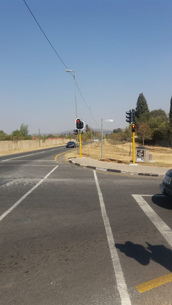sahara67's tweet image. It took 2 years and lots of moaning and we have it at last. The new traffic lights are now officially working on Impala road. 
#NewRobots @HermanMashaba @MyJRA @CoJPublicSafety @JMPDSafety @ComaroChronicle @GTP_Traffstats @AsktheChiefJMPD @MichaelSun168