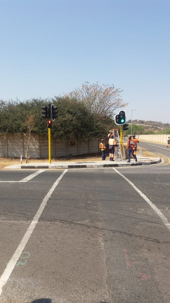 sahara67's tweet image. It took 2 years and lots of moaning and we have it at last. The new traffic lights are now officially working on Impala road. 
#NewRobots @HermanMashaba @MyJRA @CoJPublicSafety @JMPDSafety @ComaroChronicle @GTP_Traffstats @AsktheChiefJMPD @MichaelSun168