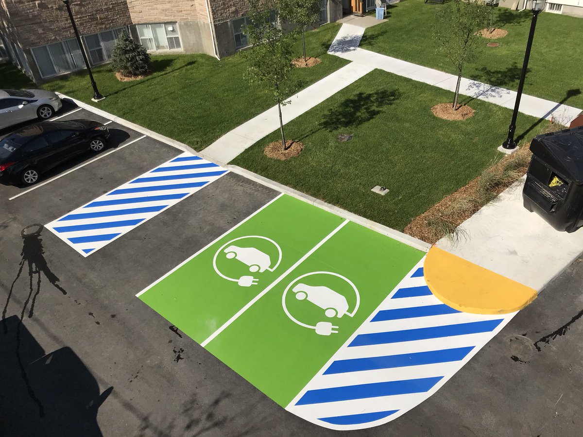 ThermoDesign1's tweet photo. Des stationnements pour handicapés et pour voitures électriques ont été mis en place au stationnement de l'église Saint-Maurice à #BoisdesFilion
Fait par l'équipe #ThermoDesign avec un revêtement scellant coloré #StreetBond150 . https://t.co/WCs5SggtIP
