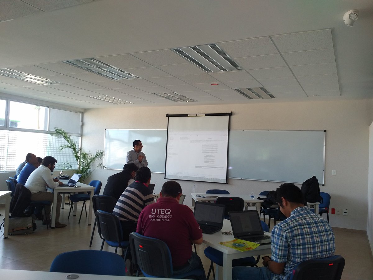 EnergiaFIUNAM's tweet photo. El MI Iván Urzúa presenta la herramienta de autodiagnóstico energético en motores @FIUNAM_MX @PymesConuee @fdi_uac https://t.co/YroxSO4XL7