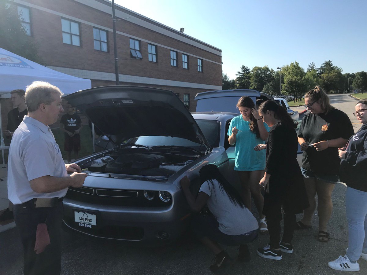 FHCLIBRARYLC's tweet image. Thanks to Len's Auto for stopping by and teaching students about car maintenance! Stay tuned for next month's Real World Wednesday topic! #whatwedo #fhsd #learningcommons #realworldwednesday