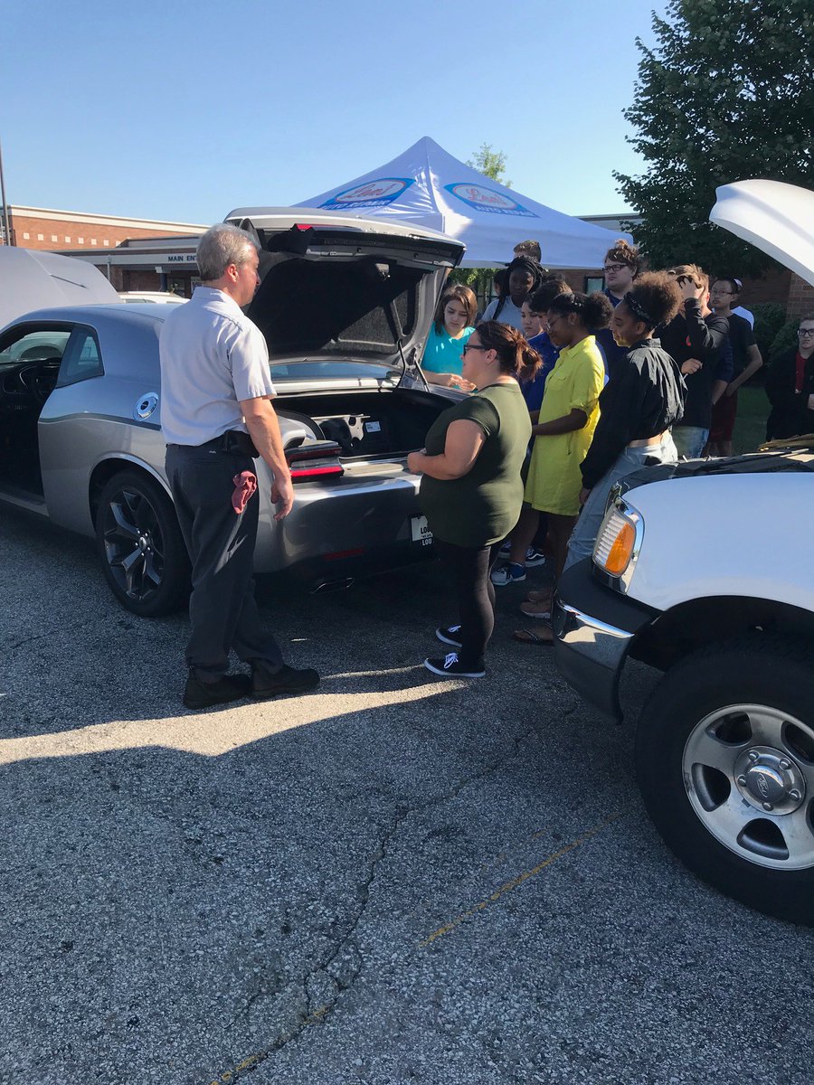 FHCLIBRARYLC's tweet image. Thanks to Len's Auto for stopping by and teaching students about car maintenance! Stay tuned for next month's Real World Wednesday topic! #whatwedo #fhsd #learningcommons #realworldwednesday
