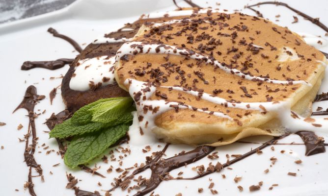 Tortitas
Eva Arguiñano explica cómo preparar las típicas tortitas o pancakes de forma sencilla y las decora con chocolate negro fundido y yogur.
hogarmania.com/cocina/recetas… #cocina #postres