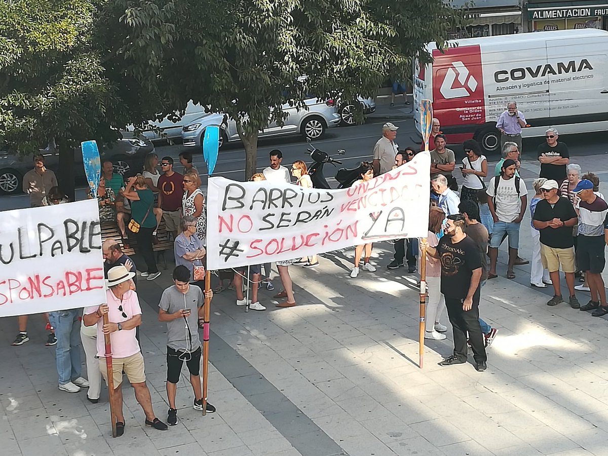 vecinos_usera's tweet image. Remeros, vecinos hartos de suciedad, borrach@s, socavones, ruidos se han unido y están en @jmd_usera para mostrar su disconformidad con la nefasta gestión de #RommyArce en #Usera. Soluciones urgentes