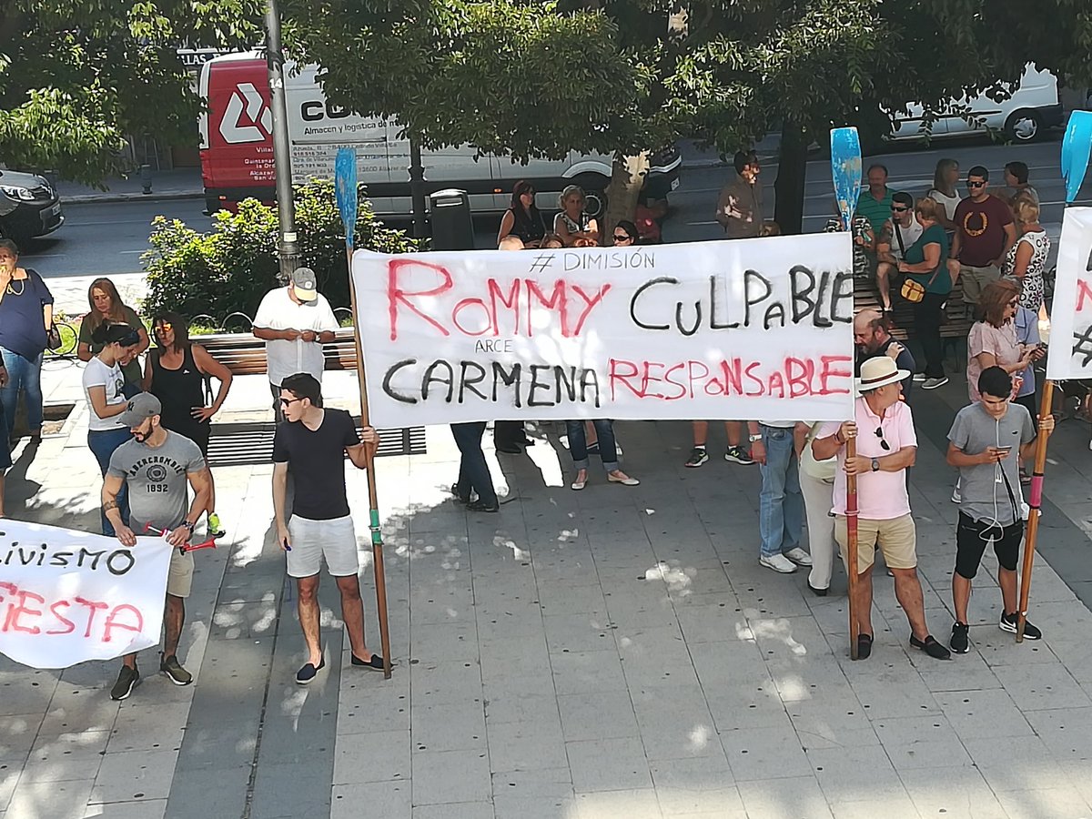 vecinos_usera's tweet image. Remeros, vecinos hartos de suciedad, borrach@s, socavones, ruidos se han unido y están en @jmd_usera para mostrar su disconformidad con la nefasta gestión de #RommyArce en #Usera. Soluciones urgentes