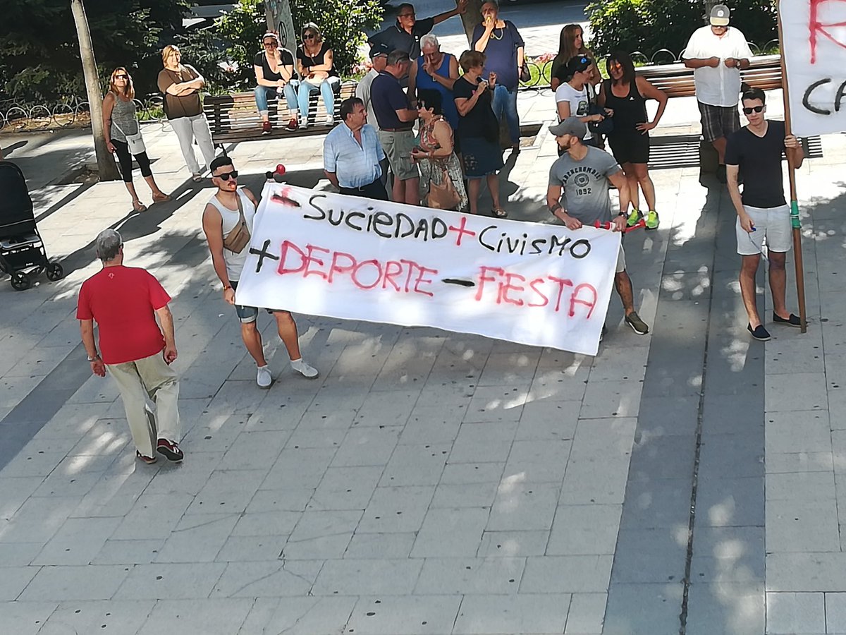 vecinos_usera's tweet image. Remeros, vecinos hartos de suciedad, borrach@s, socavones, ruidos se han unido y están en @jmd_usera para mostrar su disconformidad con la nefasta gestión de #RommyArce en #Usera. Soluciones urgentes